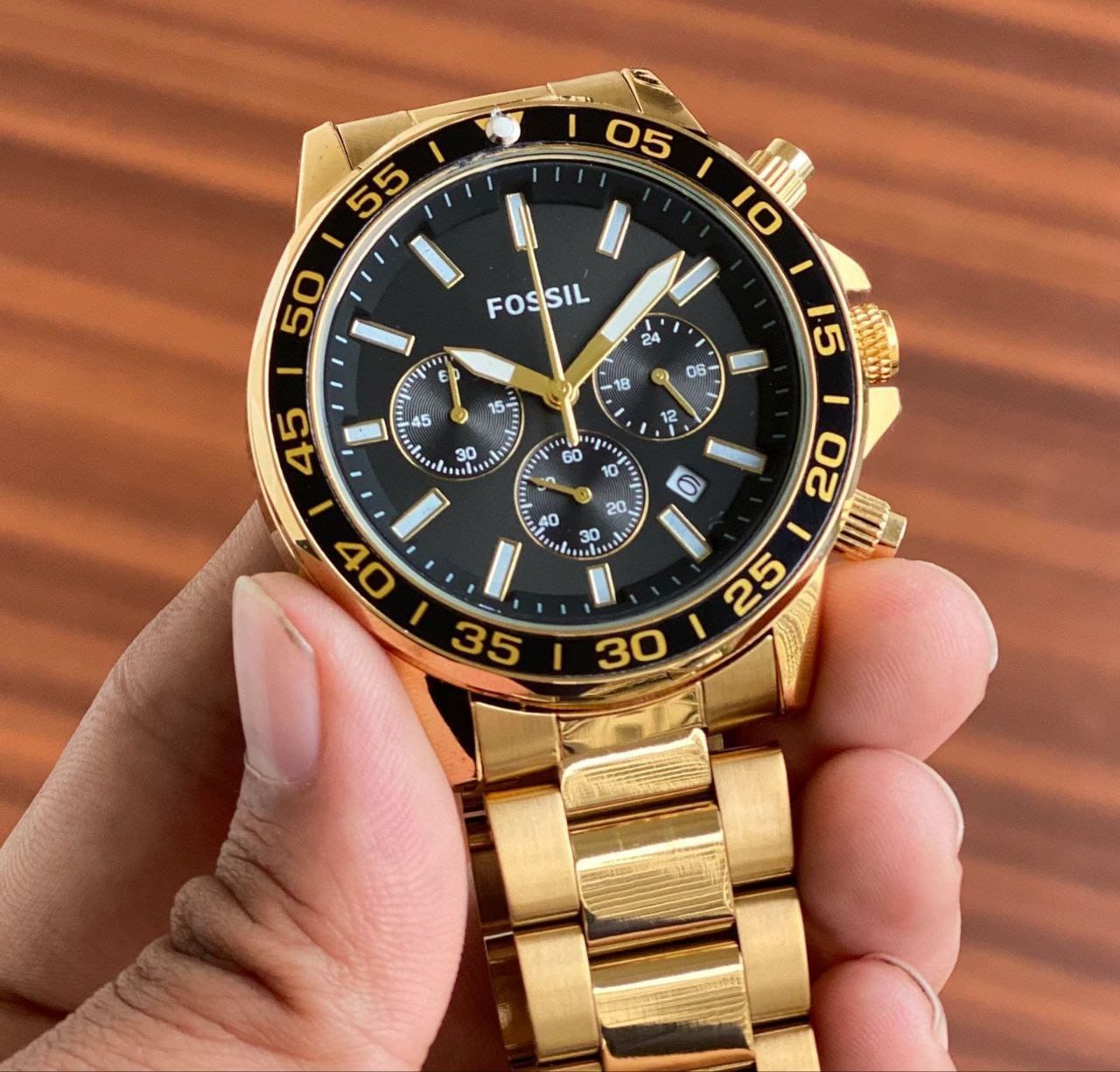This 45 mm Fossil Bannon features a black satin dial, chronograph movement and full golden metal strap
