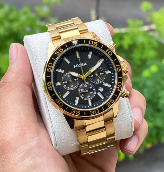 This 45 mm Fossil Bannon features a black satin dial, chronograph movement and full golden metal strap