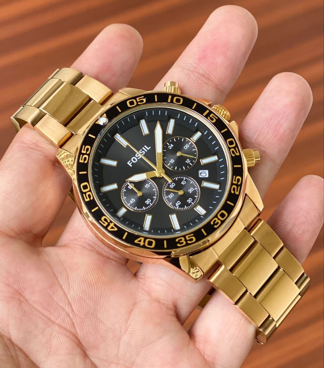 This 45 mm Fossil Bannon features a black satin dial, chronograph movement and full golden metal strap