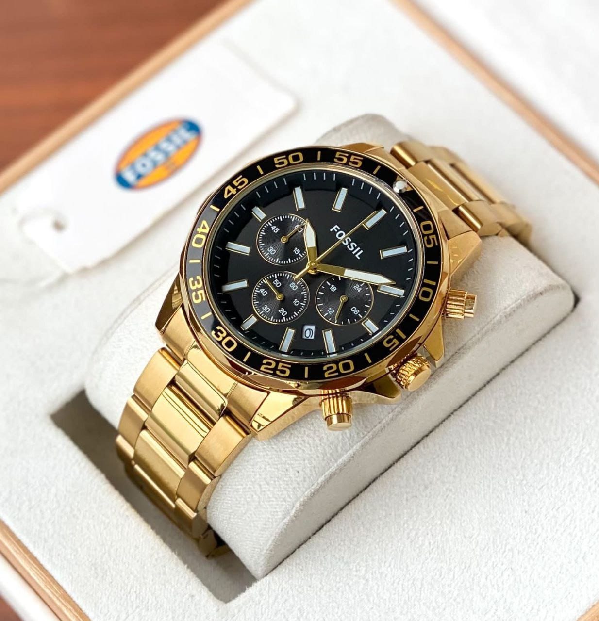 This 45 mm Fossil Bannon features a black satin dial, chronograph movement and full golden metal strap
